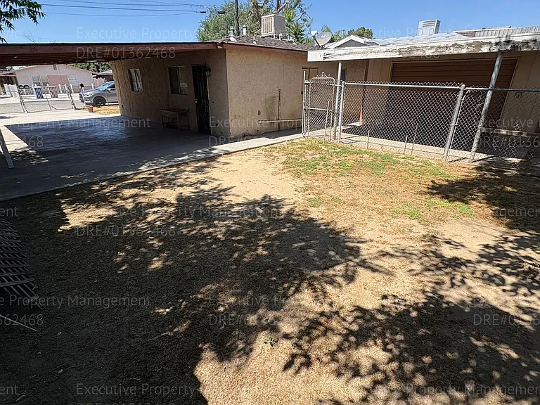 820 Moore St — Photo 6