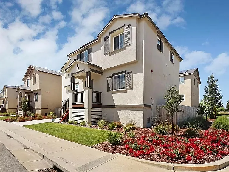 4 bed, 2215 sqft, $2,995 — Photo 3