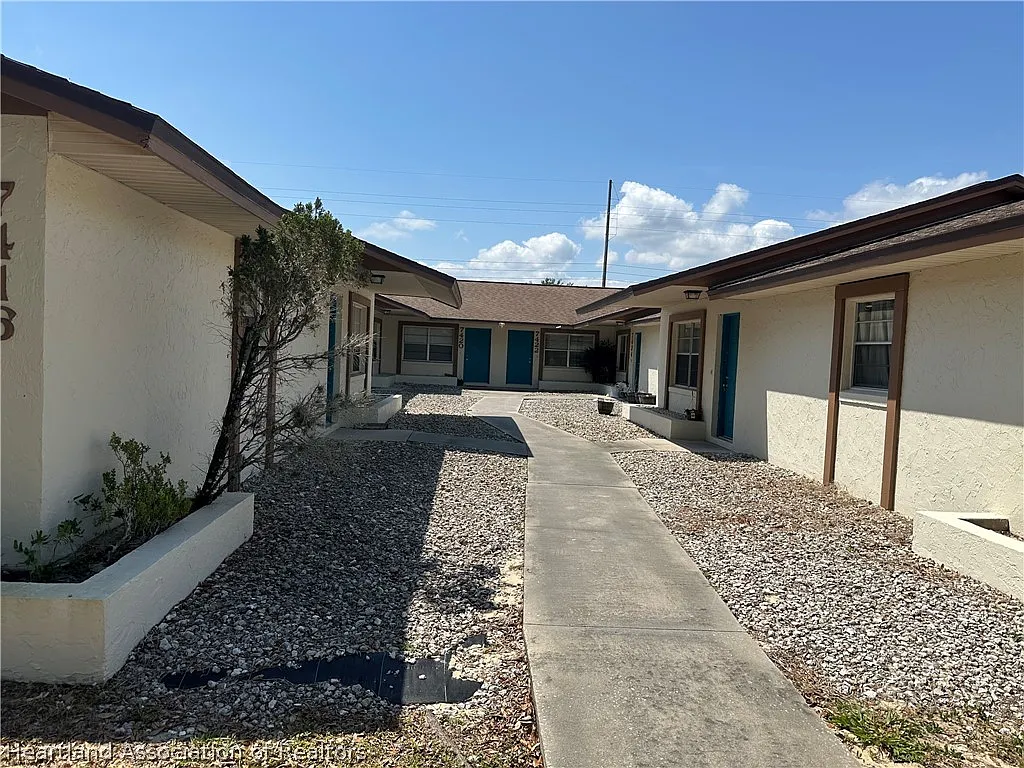 2 bed, 2.0 bath, 1069 sqft, $1,200 — Photo 1