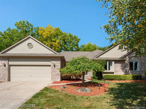 37829 Pocahontas Dr, Clinton Township, MI 48036