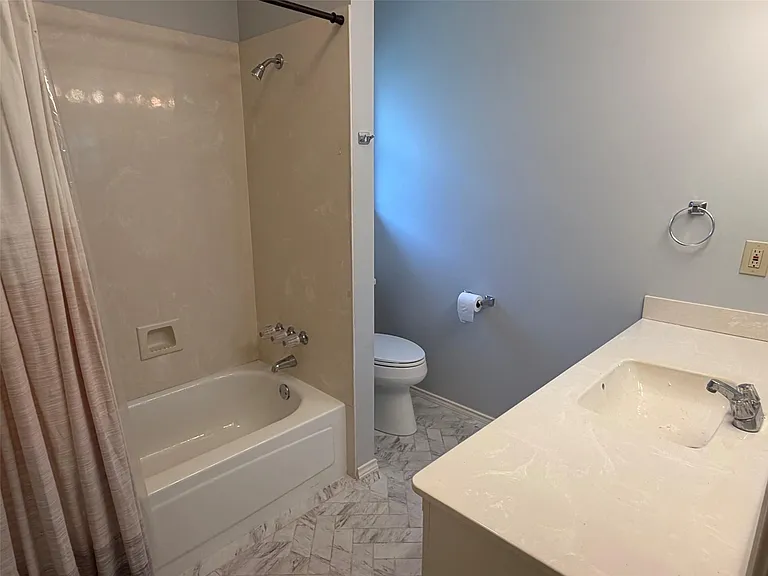 1712 Colonial Ct — Photo 4