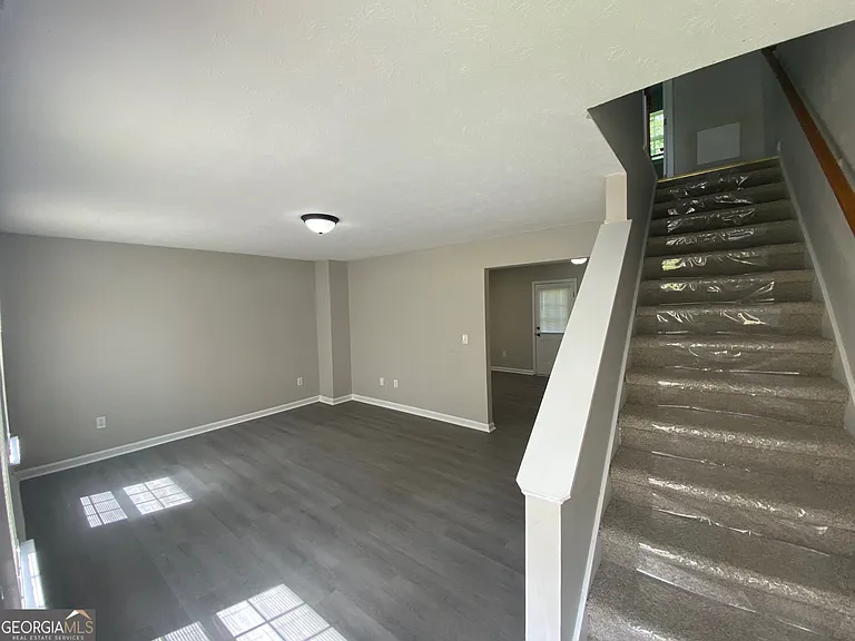 160 Smith Ave #B — Photo 2