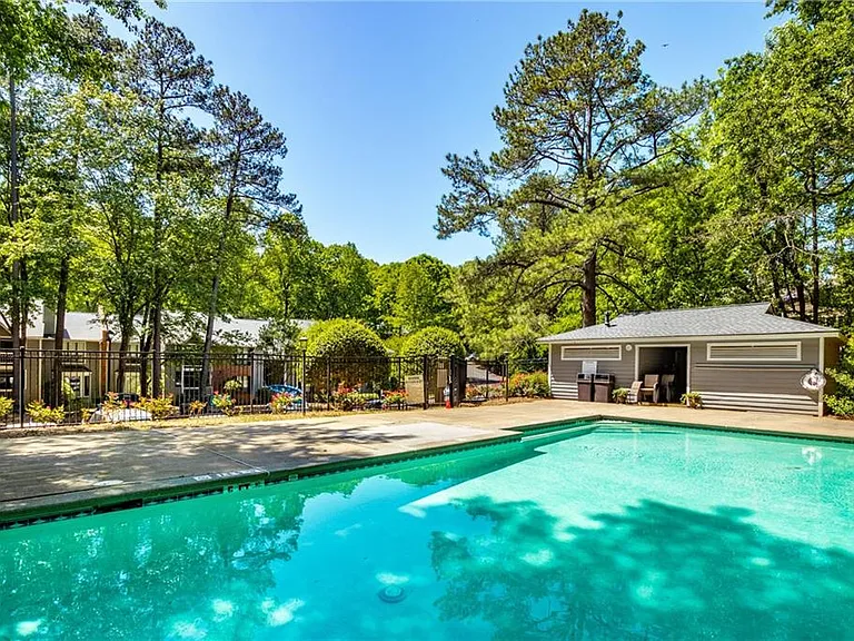 521 Warm Springs Cir — Photo 14