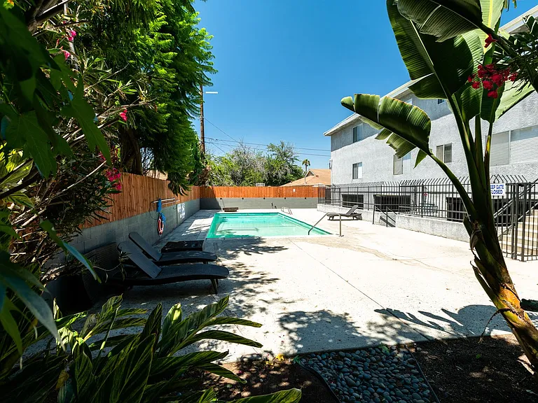 6651 Haskell Ave — Photo 33