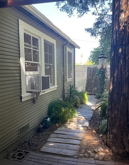 1321 Sycamore St — Photo 2