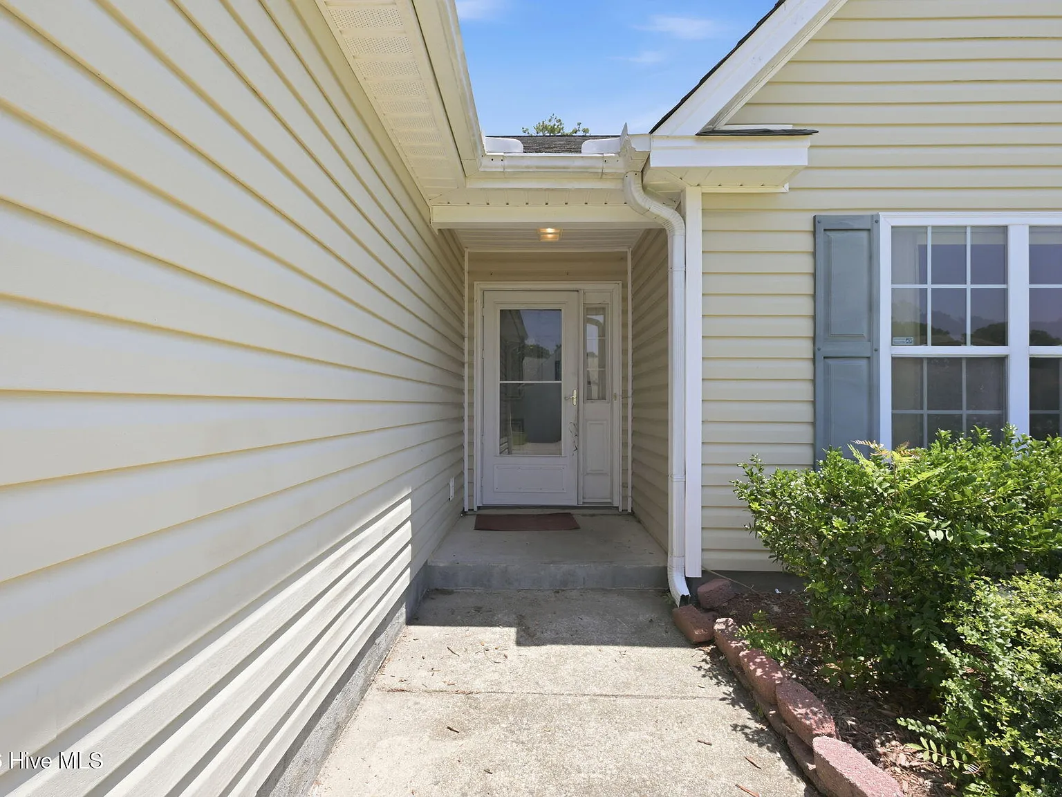 3 bed, 2.0 bath, 1577 sqft, $2,100 — Photo 3