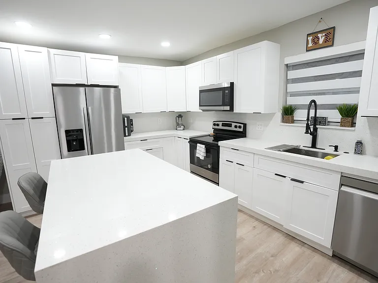 331 W 40th Pl — Photo 18