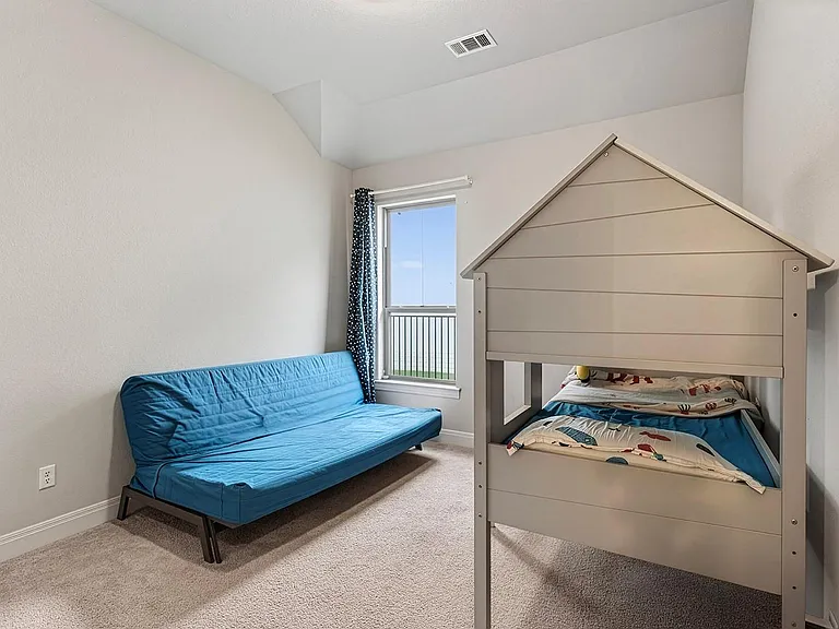 402 Gulfton St — Photo 18