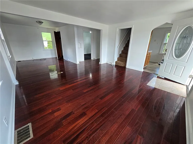 325 Outlook St — Photo 6