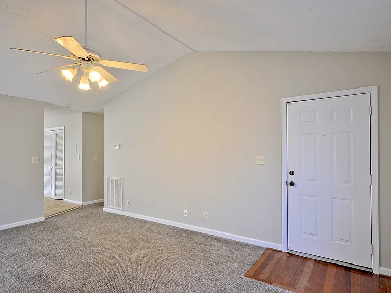 317 Pioneer Dr — Photo 3