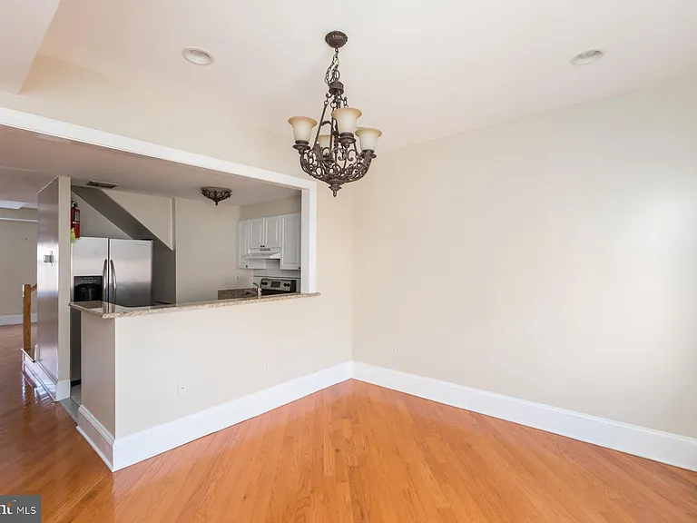 242 S 8th St #4 — Photo 9
