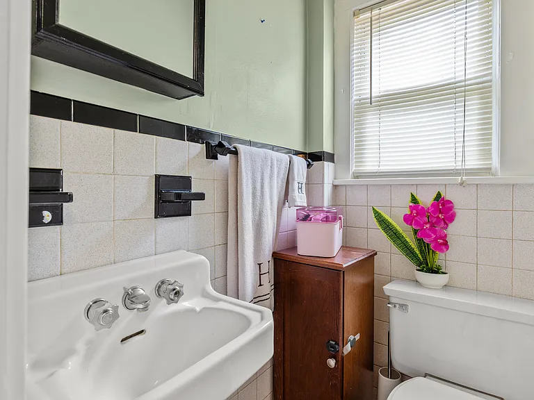 139 Van Ave — Photo 11