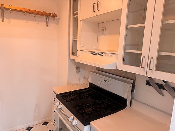 4th image of 7556 Grand Central Pkwy APT 1