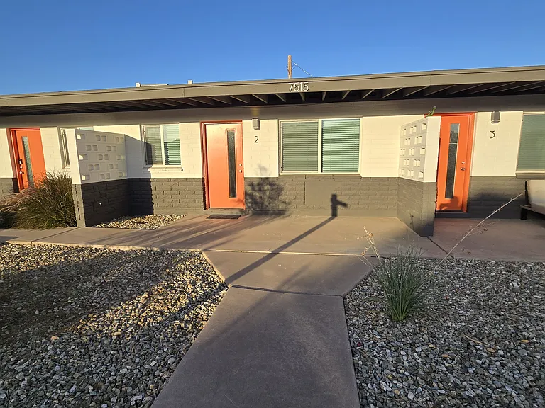 1211 E Kaler Dr — Photo 2