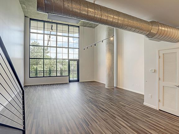 2nd image of 1005 S Shepherd Dr APT 405