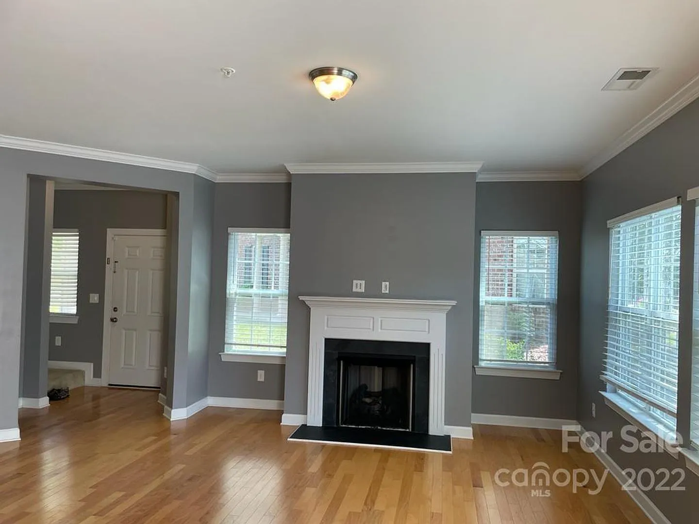 Short Term Rental Coming Soon! 3 BR/2.5BA | Renovated Townhome | 2-Car Garage Parking |Neighborho... — Photo 3