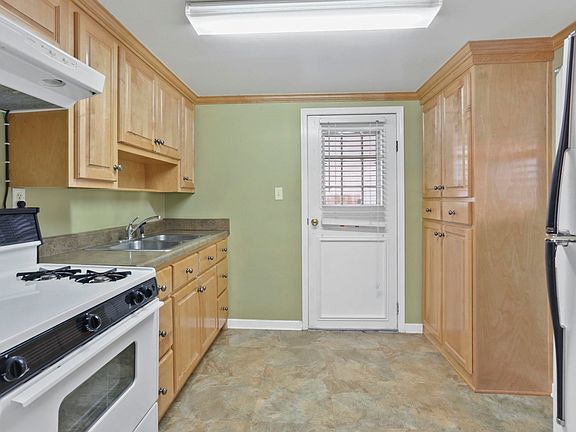 3rd image of 23111 Oak St