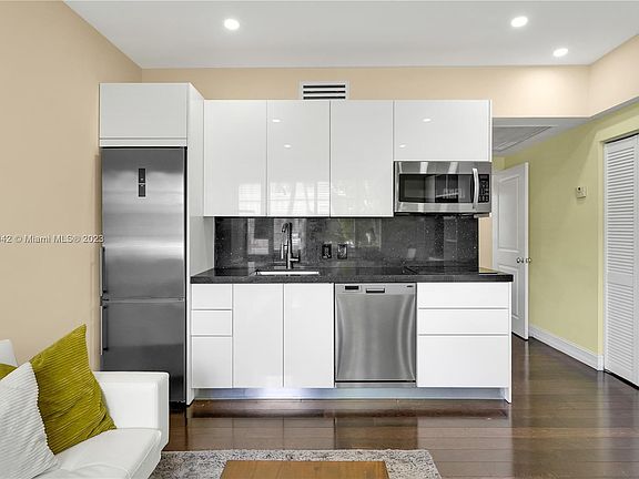 5th image of 601 11th St APT 106