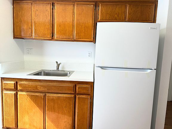 3rd image of 628 N Alexandria Ave APT 11