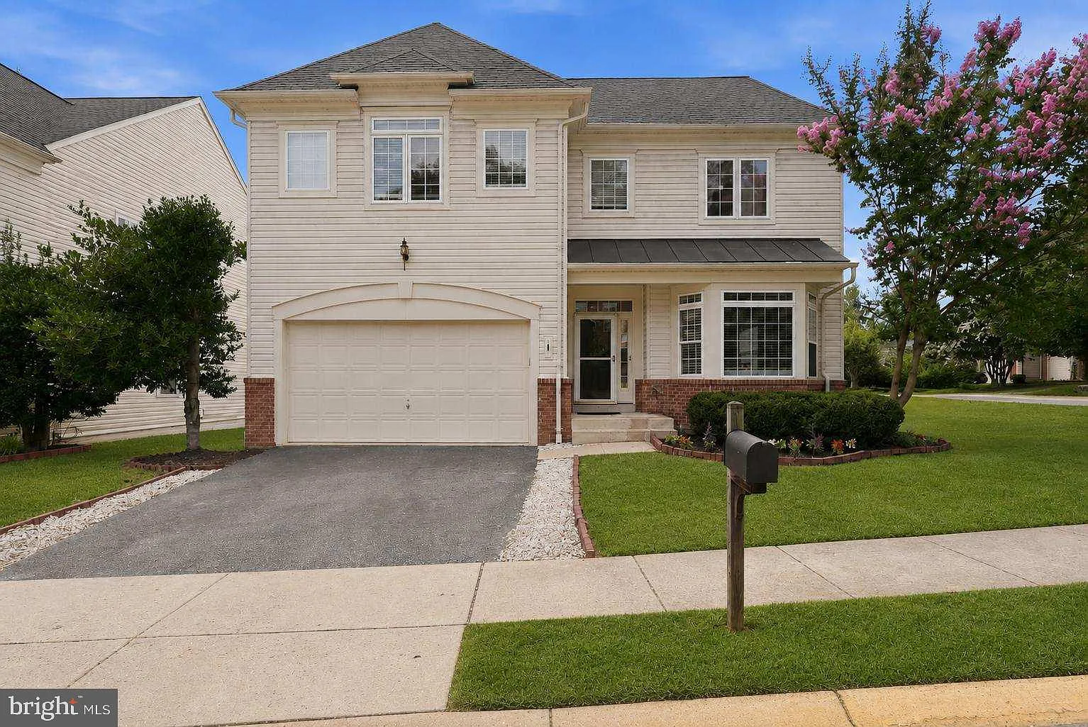 5 bed, 3.5 bath, 4119 sqft, $3,600 — Photo 2