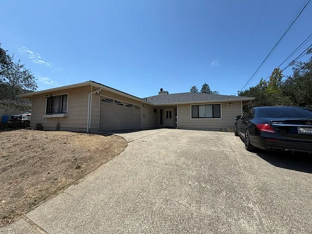 144 Jeffrey Dr — Photo 1