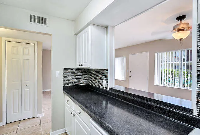 Chateau Apartments — Photo 42