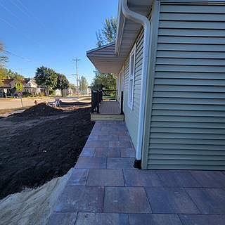2nd image of 400 N Ctr