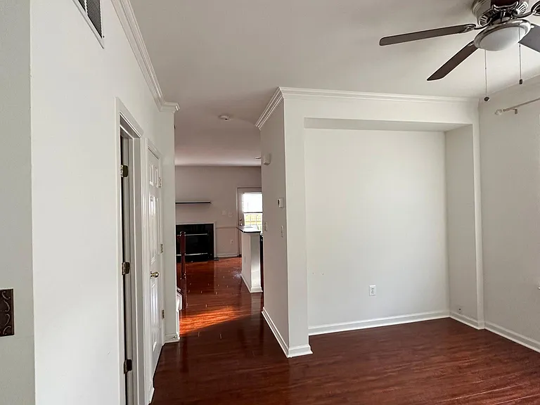 1318 Wilcox Ave — Photo 3