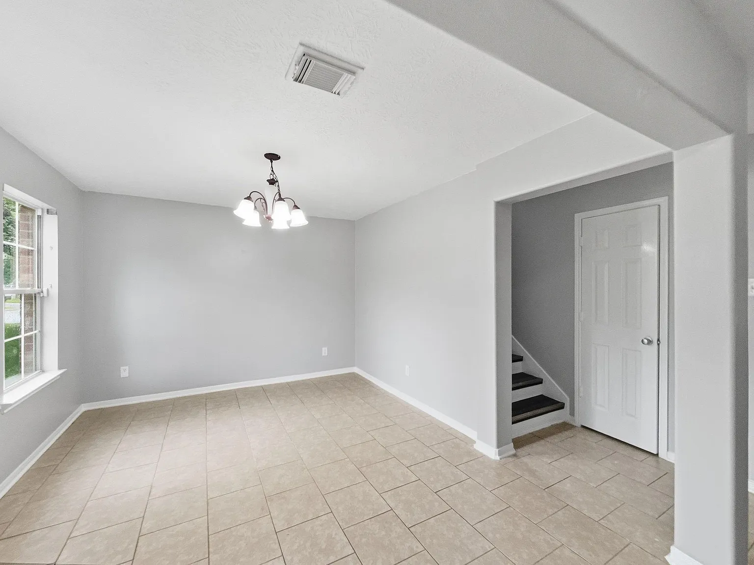 4 bed, 2.5 bath, 2317 sqft, $2,450 — Photo 2