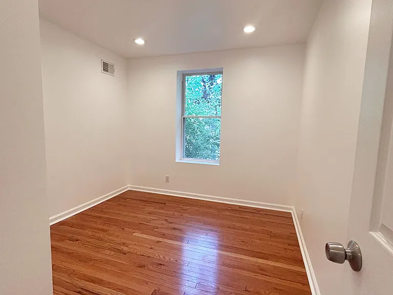 2233 Bonaffon St — Photo 10