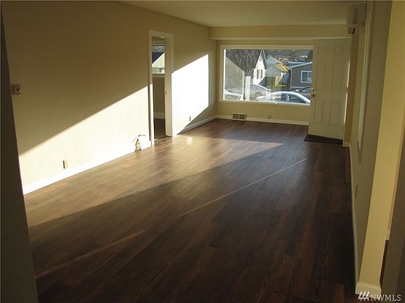 3rd image of 1123 Caroline St