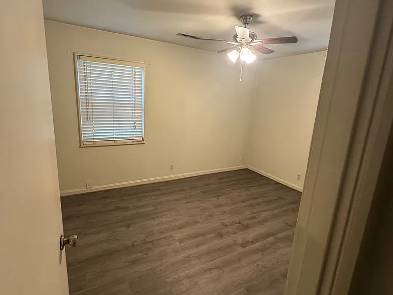 1216 Gladstone Ave — Photo 2