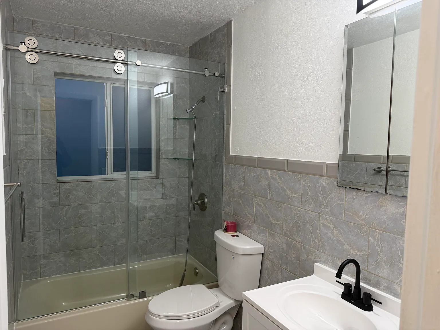 4 bed, 2.0 bath, 1296 sqft, $3,600 — Photo 4