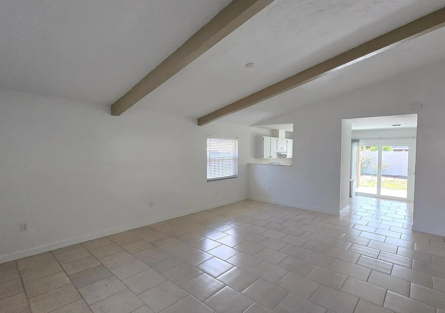 Charming 2BR/2BA + 1 car garage with Large Backyard in Sarasota — Photo 3