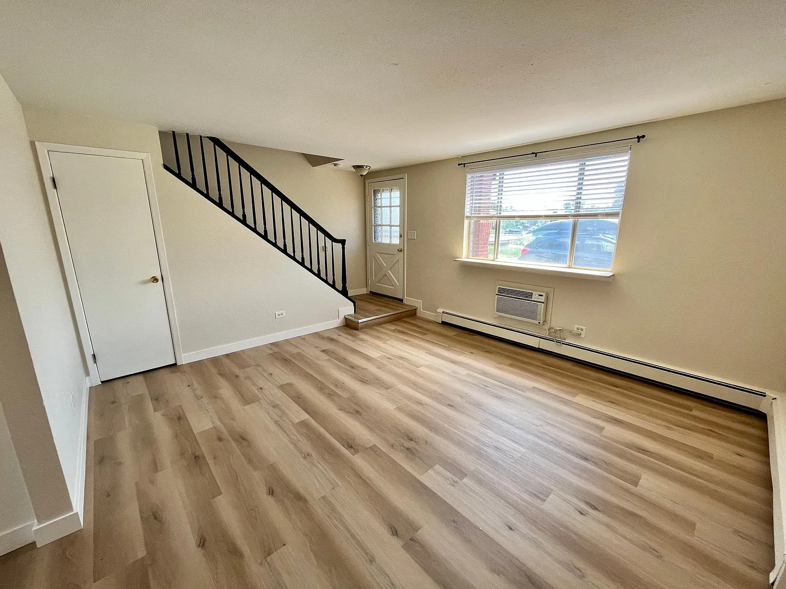 3 bed, 1.5 bath, 1080 sqft, $2,200 — Photo 3