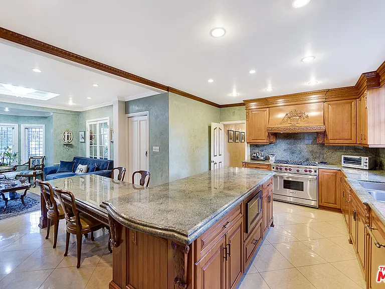 805 N Bedford Dr — Photo 2