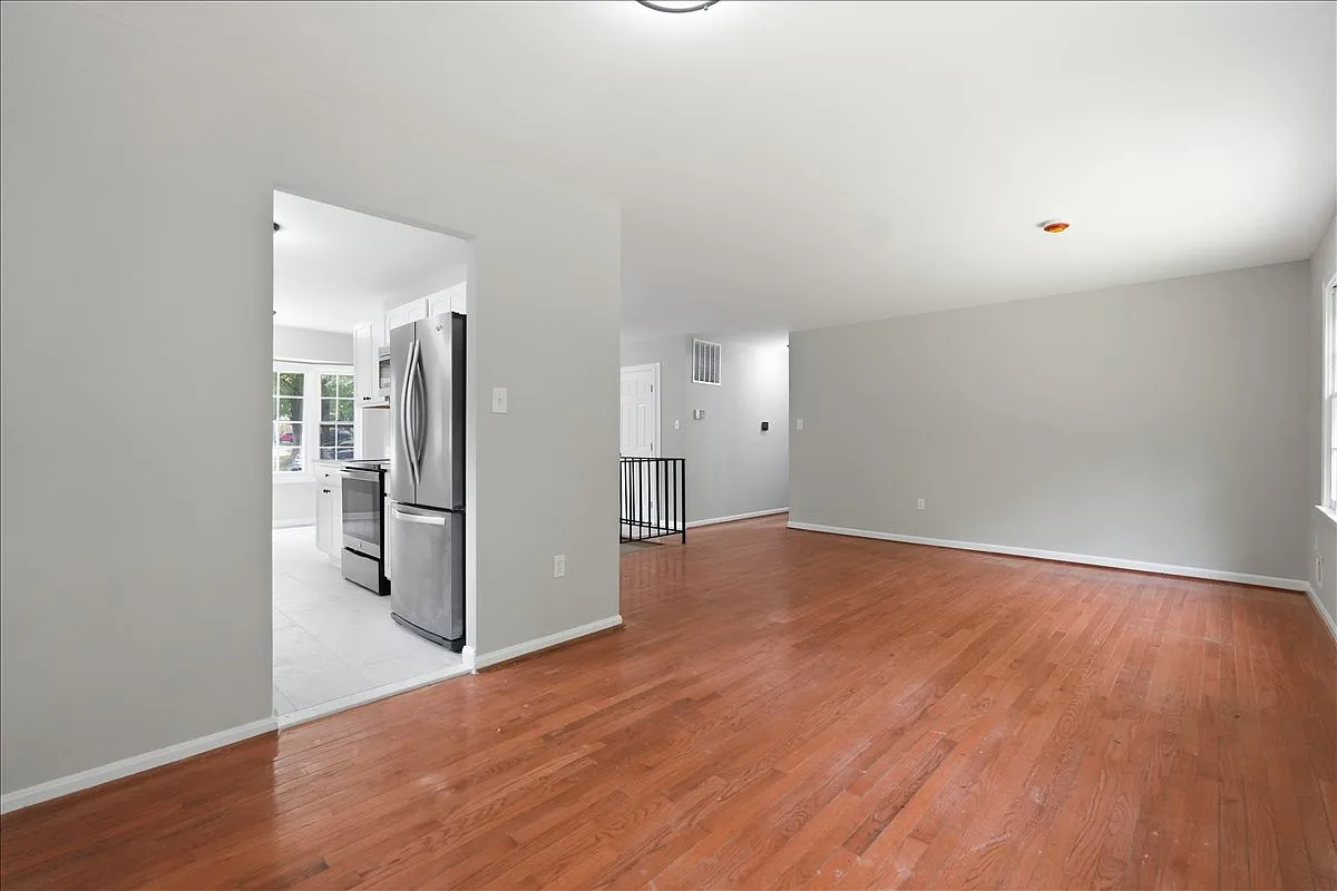 6 bed, 3.5 bath, 2484 sqft, $3,400 — Photo 4
