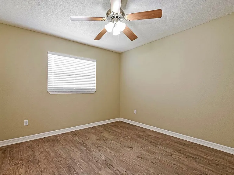 142 Burns Ave — Photo 7