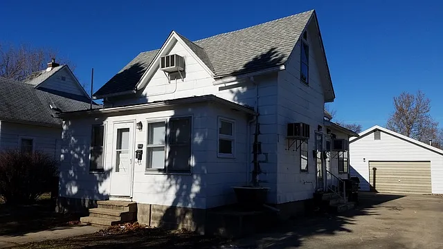 711 E Sangamon Ave photo 1