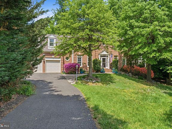 3rd image of 8005 Hedgewood Ct