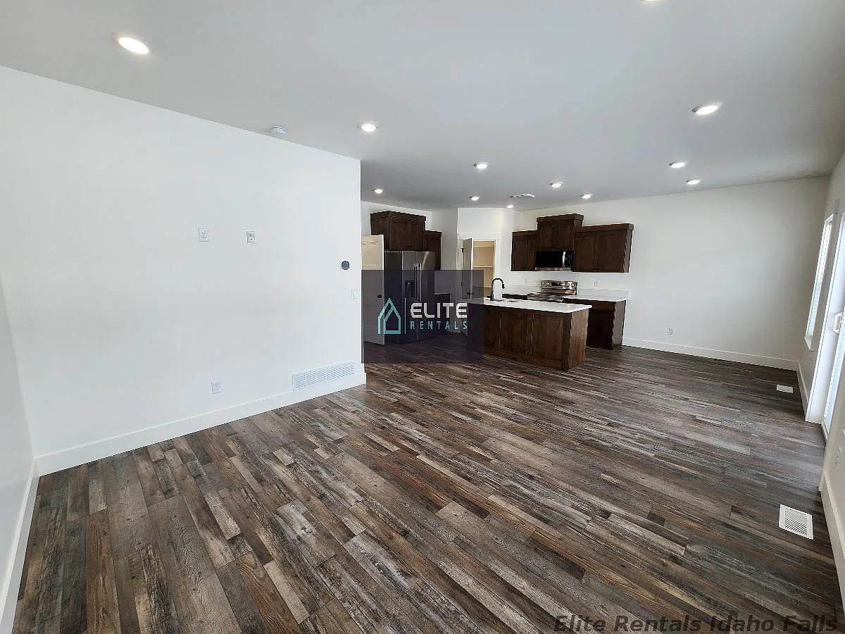 3 bed, 2.5 bath, 1415 sqft, $1,950 — Photo 4