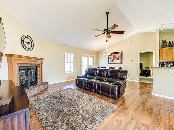 3rd image of 7472 Camberwood Dr