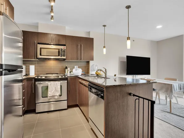 4888 Brentwood Dr #905, Burnaby, BC V5C 0C6