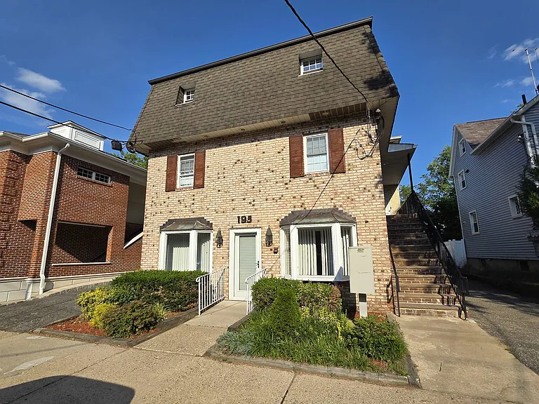 195 3rd Ave #2B — Photo 1