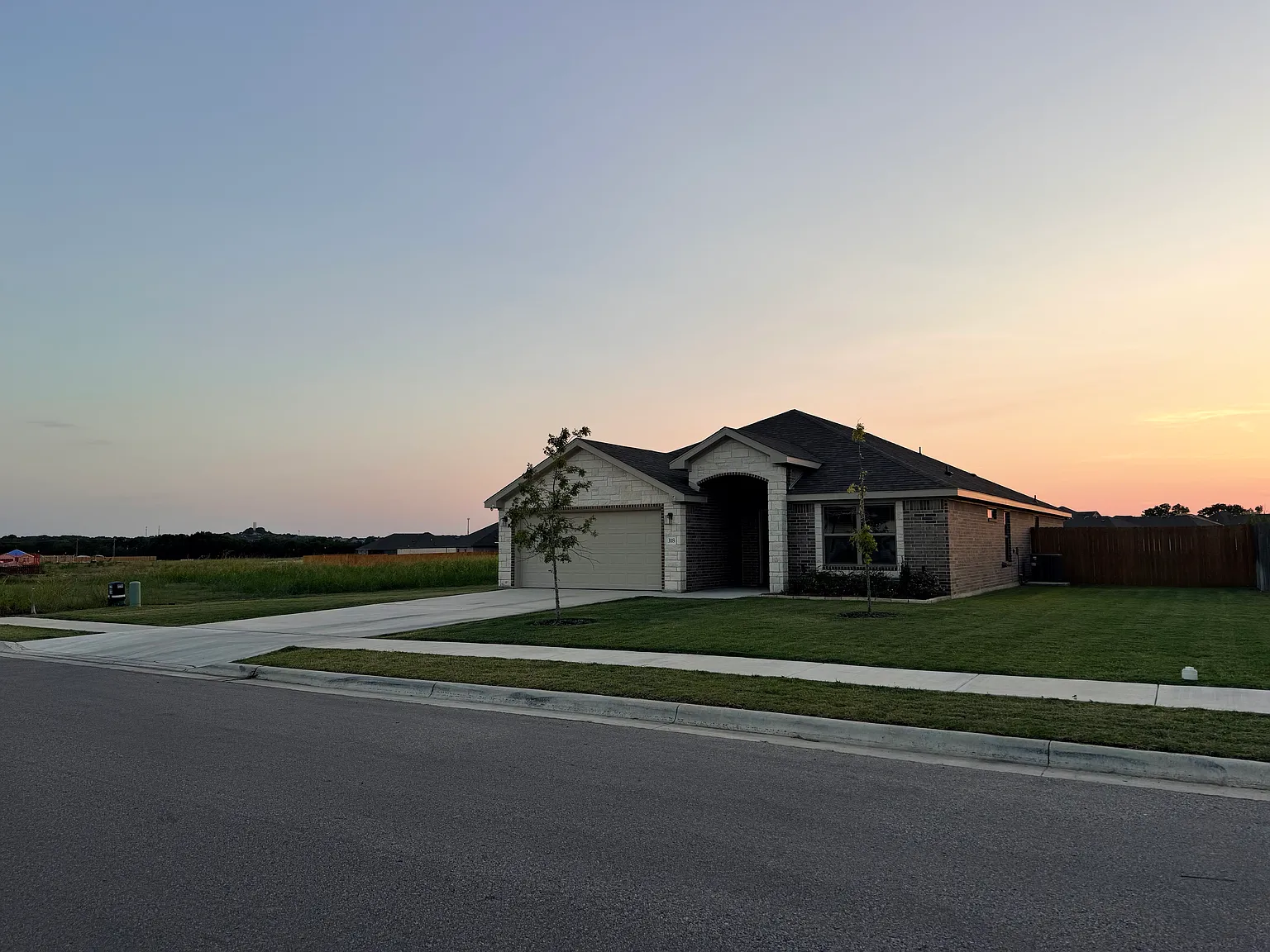 4 bed, 1996 sqft, $2,400 — Photo 4