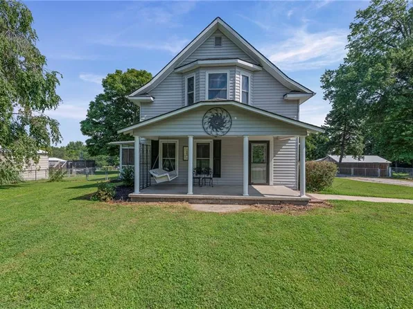 105 4th St, Sibley, MO 64088