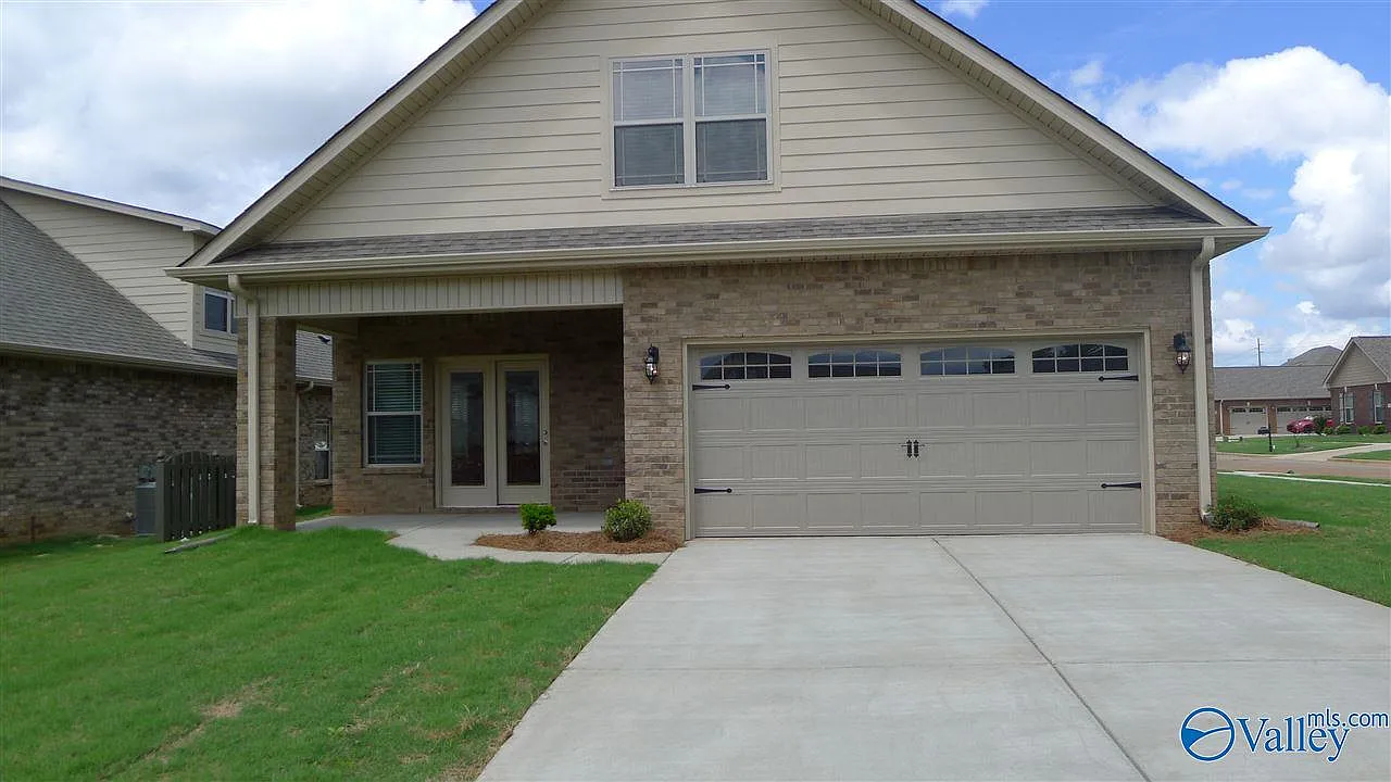 3 bed, 3.0 bath, 2534 sqft, $2,300 — Photo 2
