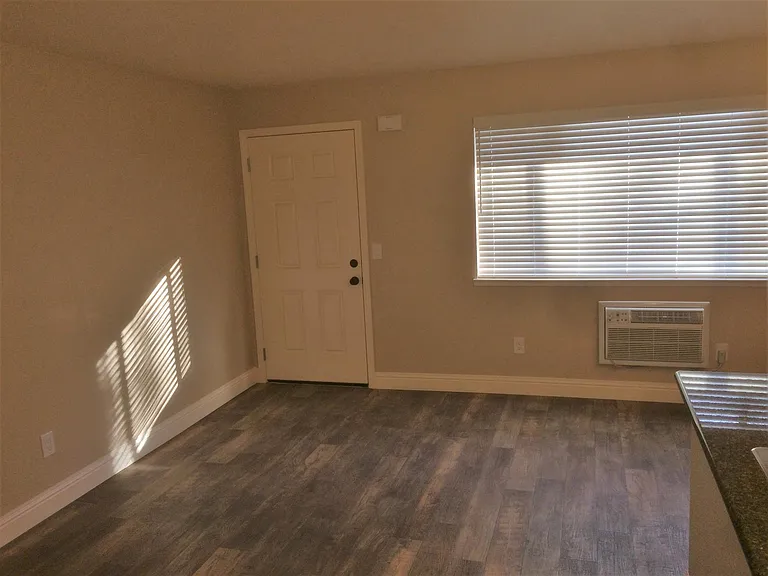 1022 Haskell St — Photo 7