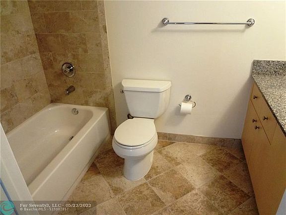 5th image of 2458 Centergate Dr APT 103