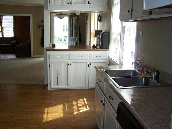 3rd image of 410 Avery St